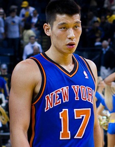 Jeremy_Lin_with_the_Knicks_and_reporters.jpg